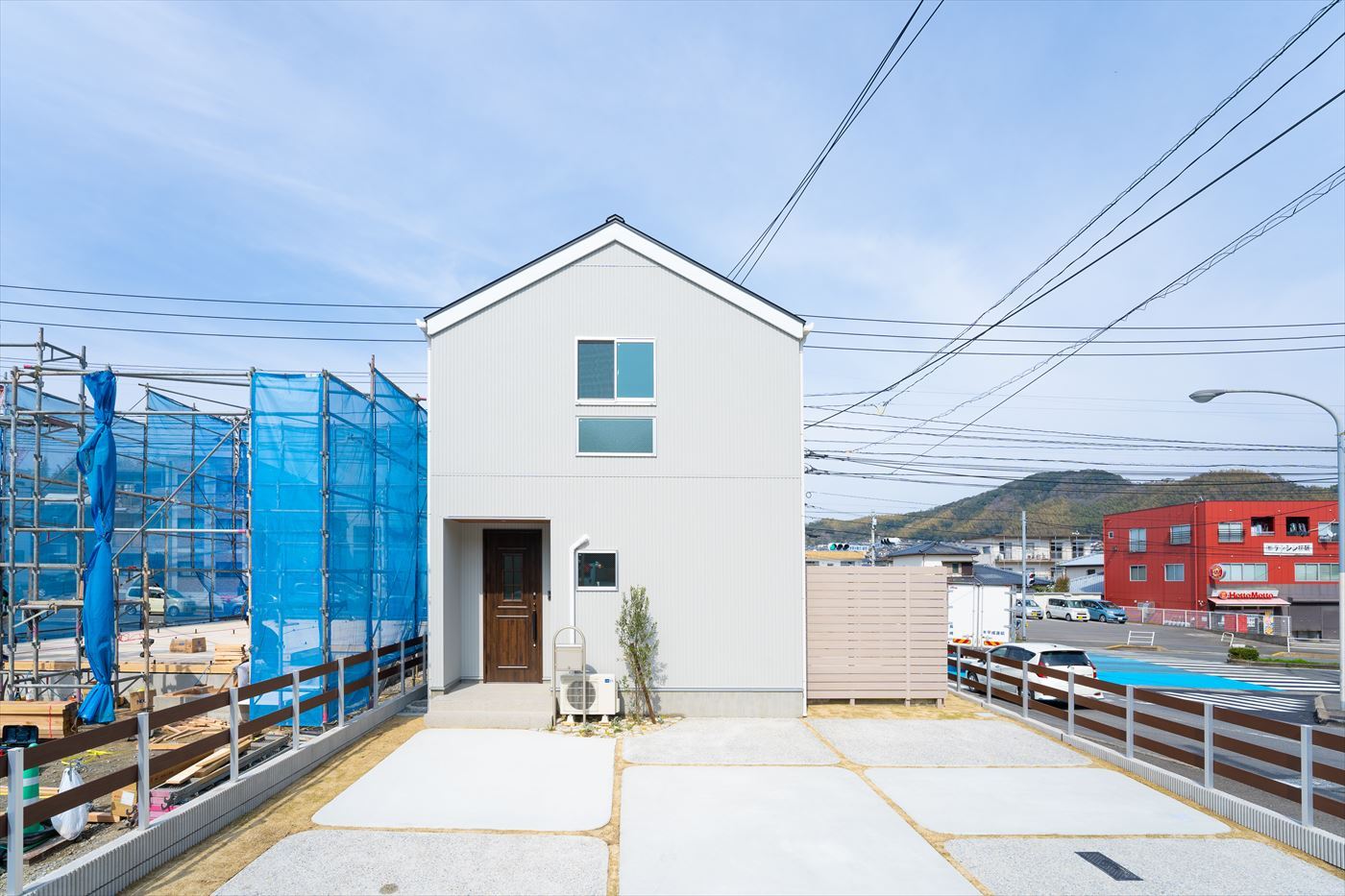 三角屋根のシンプルな外観デザイン