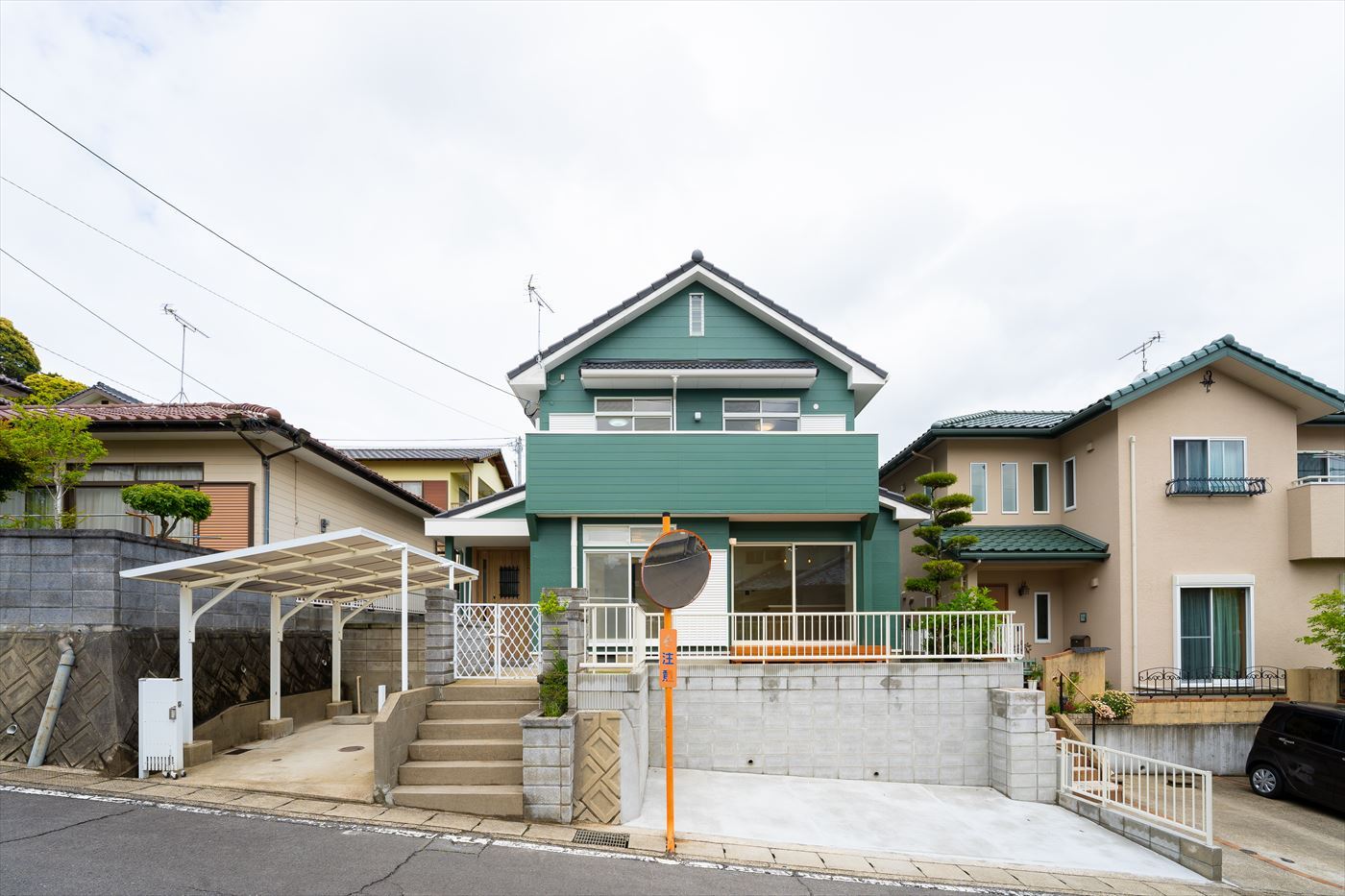 鮮やかな緑で再生したお家。