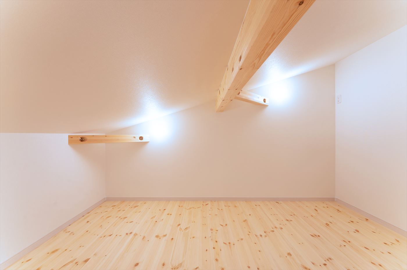 小屋裏の秘密基地のようなお部屋