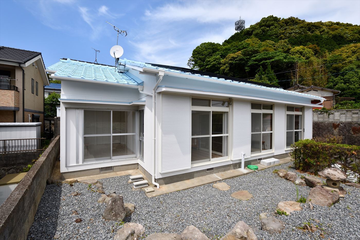 鮮やかな青い屋根
